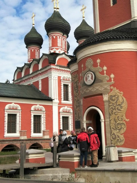 Солнечный полдень в Высоко-Петровском монастыре — фотография 1