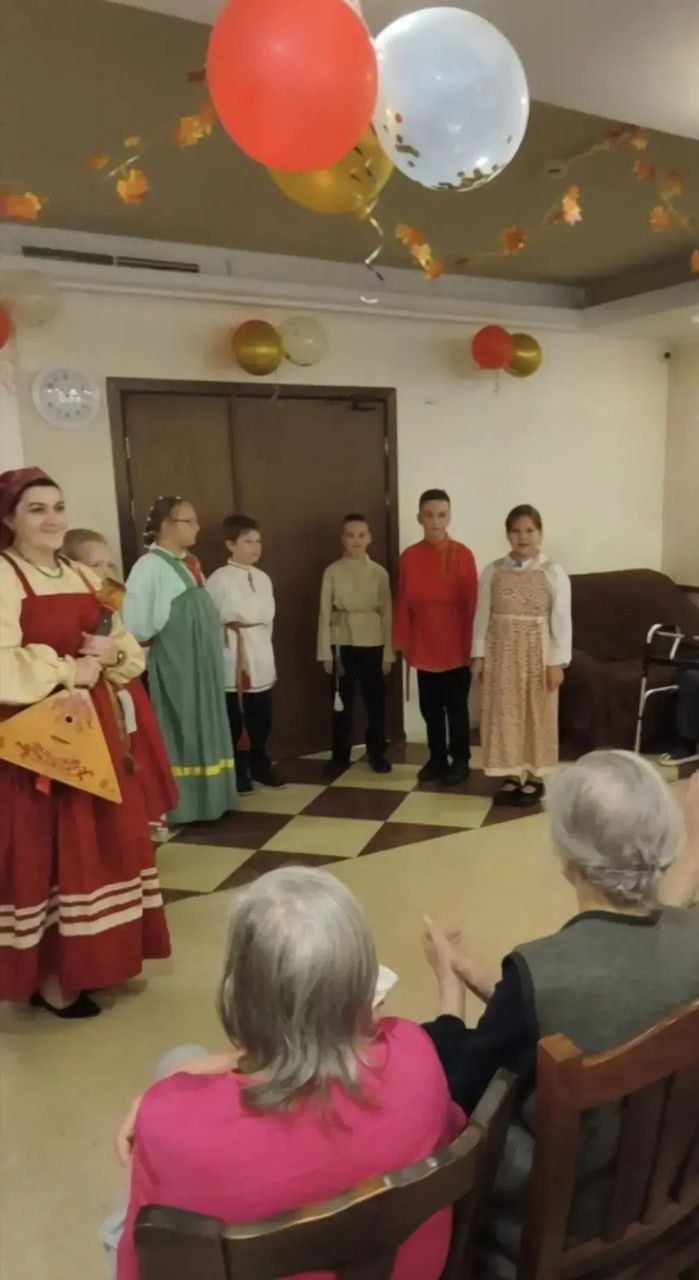 Фольклорный ансамбль «Медуница» посетил подопечных пансионата ,,Шереметьевский" в честь Дня пожилого человека вместе с нашим батюшкой, отцом Евгением Ткаченко — фото 1